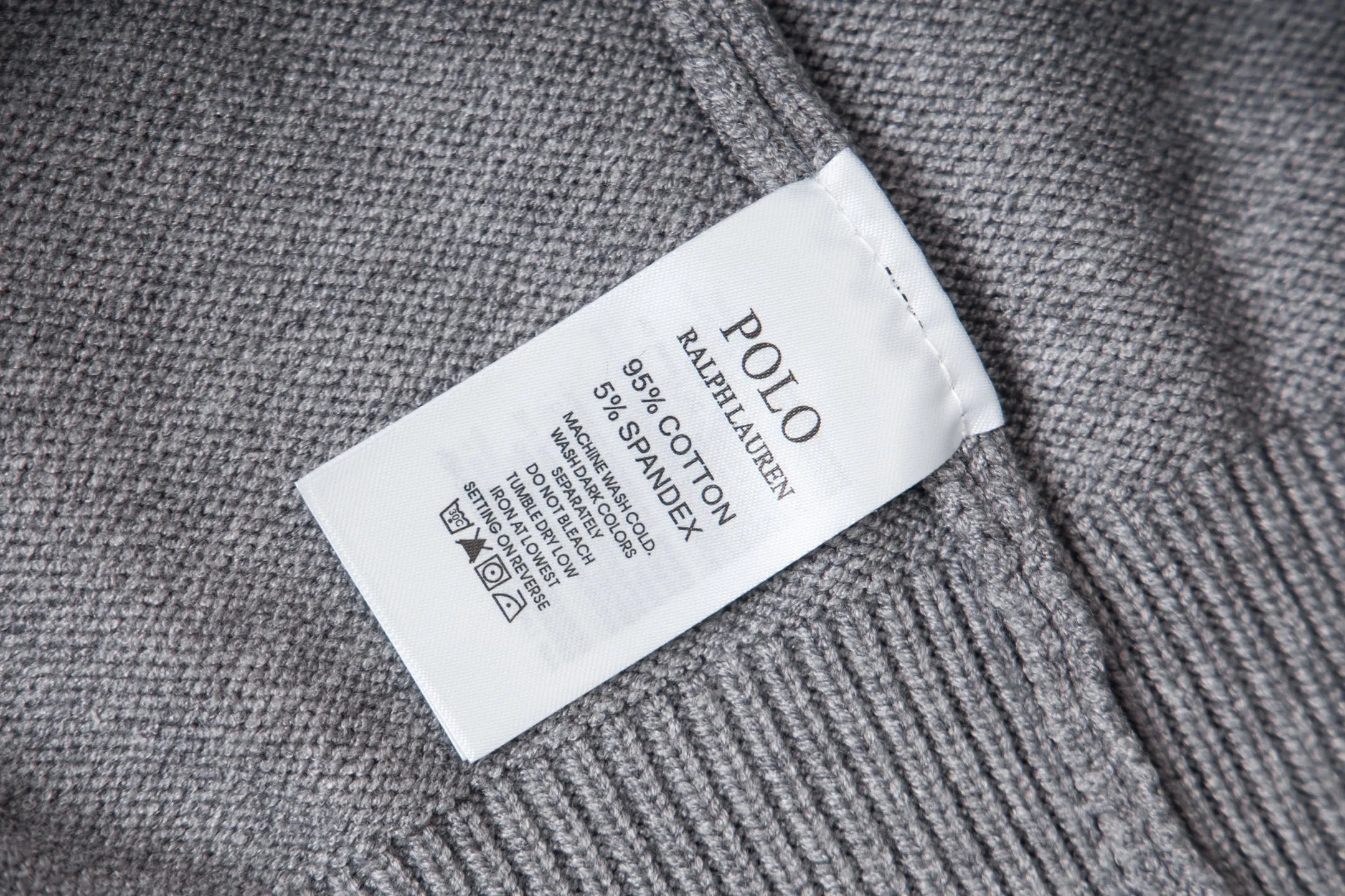 P230 Style number: Y258 Ralph Lauren POLO twist button open-chest sweater is a limited edition every year. There won’t be many styles in the store! Ralph Lauren men's half-button sweater. The shape is really nice. It can be worn alone or as a coat. It can be worn outside the inner layer. It is versatile and looks good. Tag, hanging grain, washable, packaging bag, full set of accessories. The appearance is quite high. The workmanship is super exquisite. Color: navy, gray, apricot, navy. Size: S M L XL